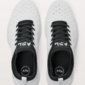 APL women’s techloom phantom shoe in white/black